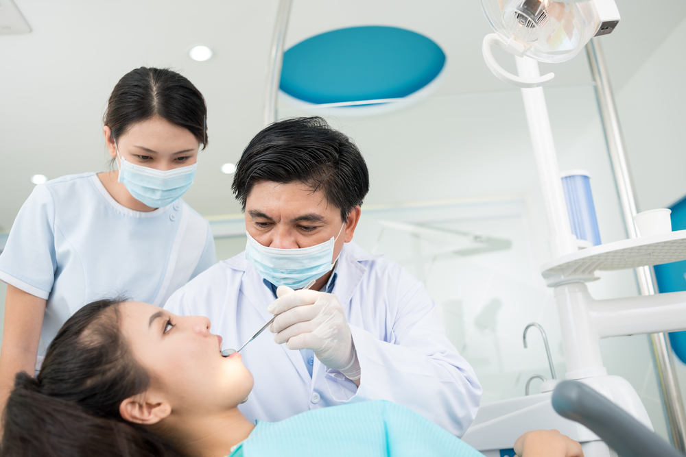 ما هو الفرق بين طبيب الأسنان وطبيب تقويم الأسنان؟