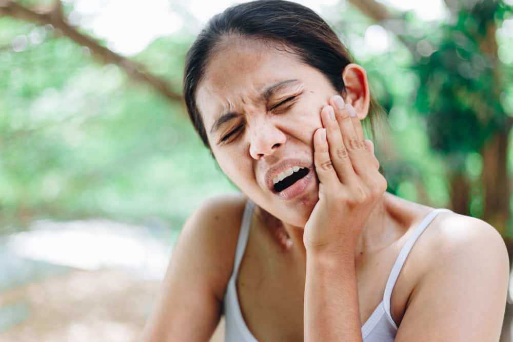 7 farmaci naturali consigliati per alleviare il mal di denti