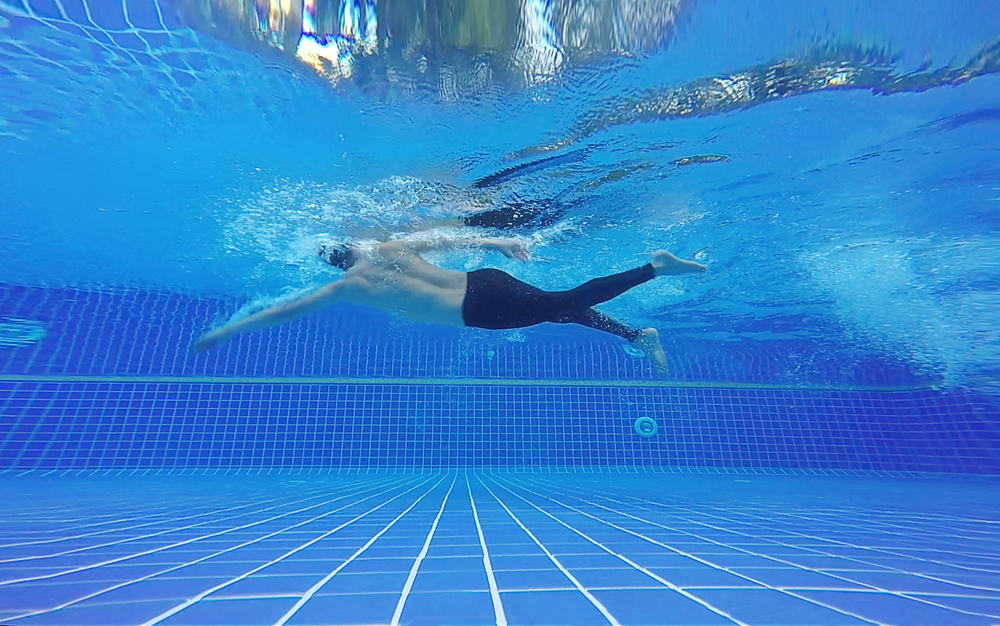วิธีง่ายๆ ในการเรียนว่ายน้ำสำหรับมือใหม่