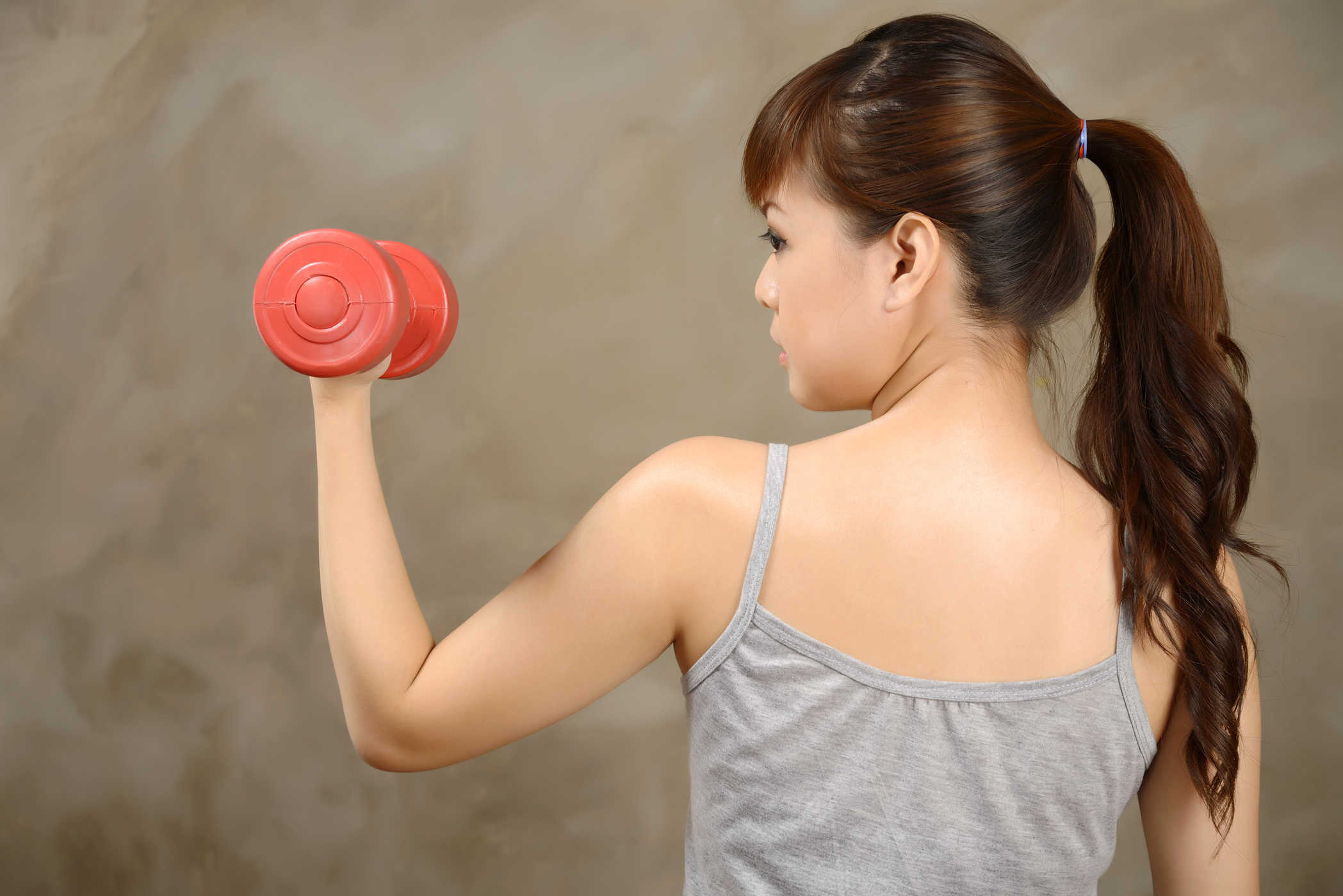 脂肪の上腕を減らすための7つの効果的なエクササイズ
