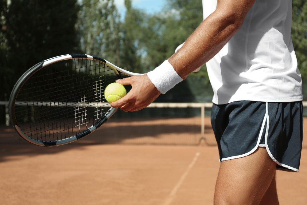 Запознаване с тенис кортове, като се започне от историята, как се играе и правилата