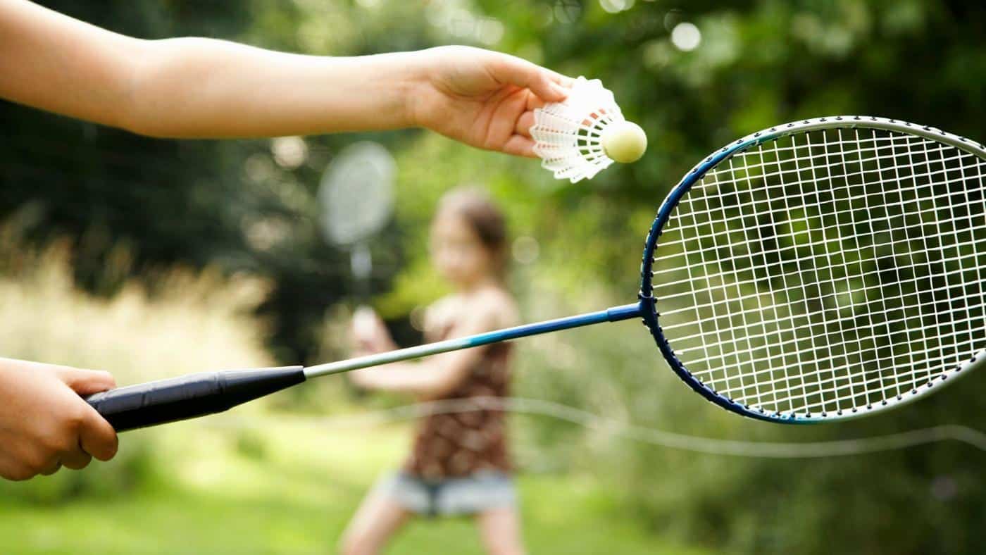 6 Teknik Servis Badminton Asas yang Perlu Dikuasai di Gelanggang