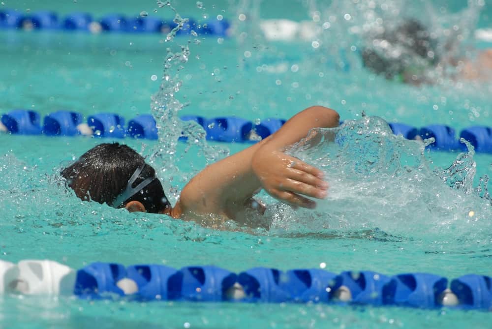 دليل لتقنيات السباحة الحرة التي يسهل إتقانها للمبتدئين