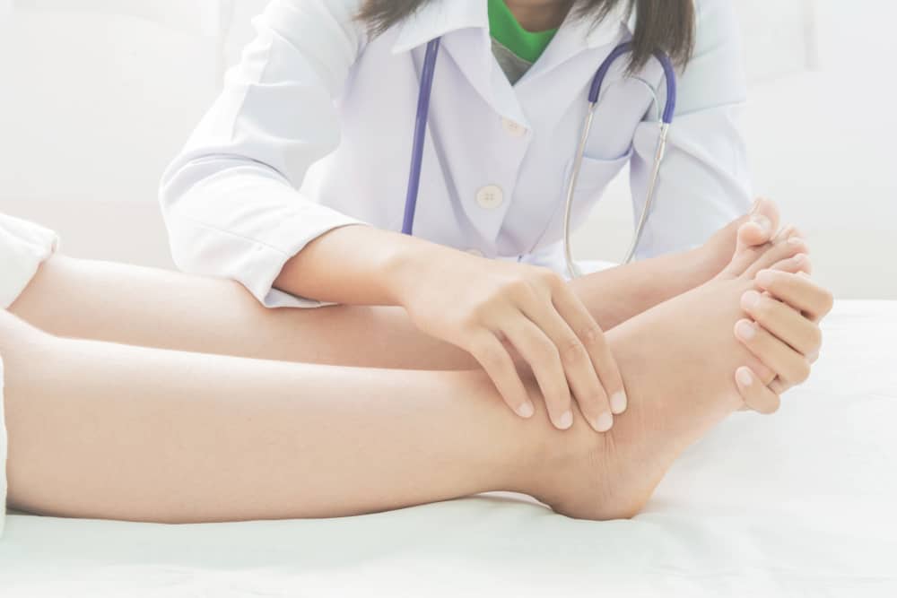 10 semplici consigli per curare i piedi gonfi dopo il parto