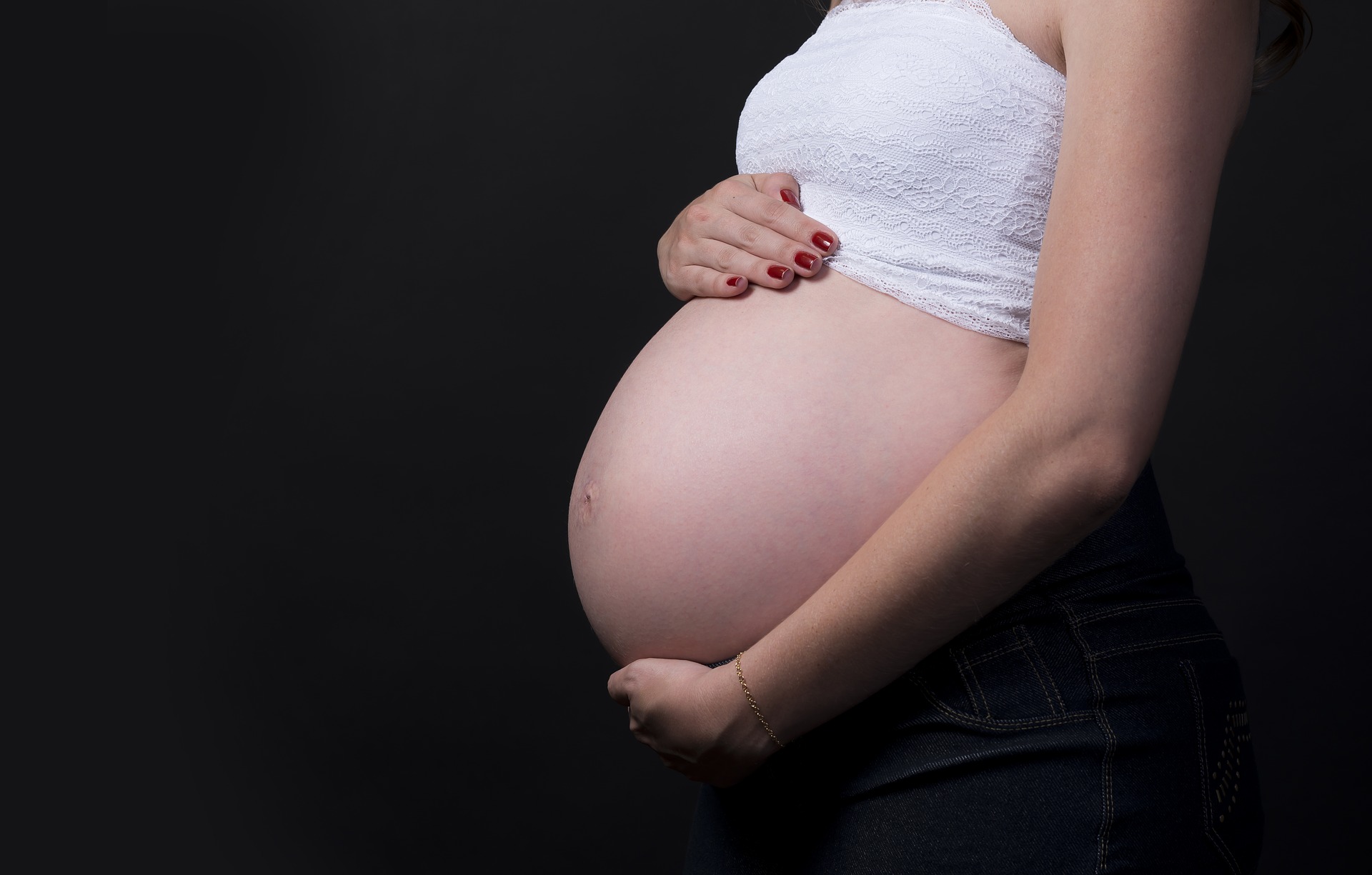 ظهور بقع أثناء الحمل في كل ثلاثة أشهر تعرف على أسبابها وكيفية التعامل معها