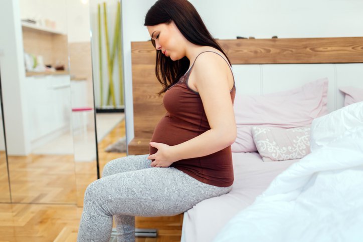 هل من الطبيعي أن تعاني من تقلصات في المعدة أثناء الحمل؟