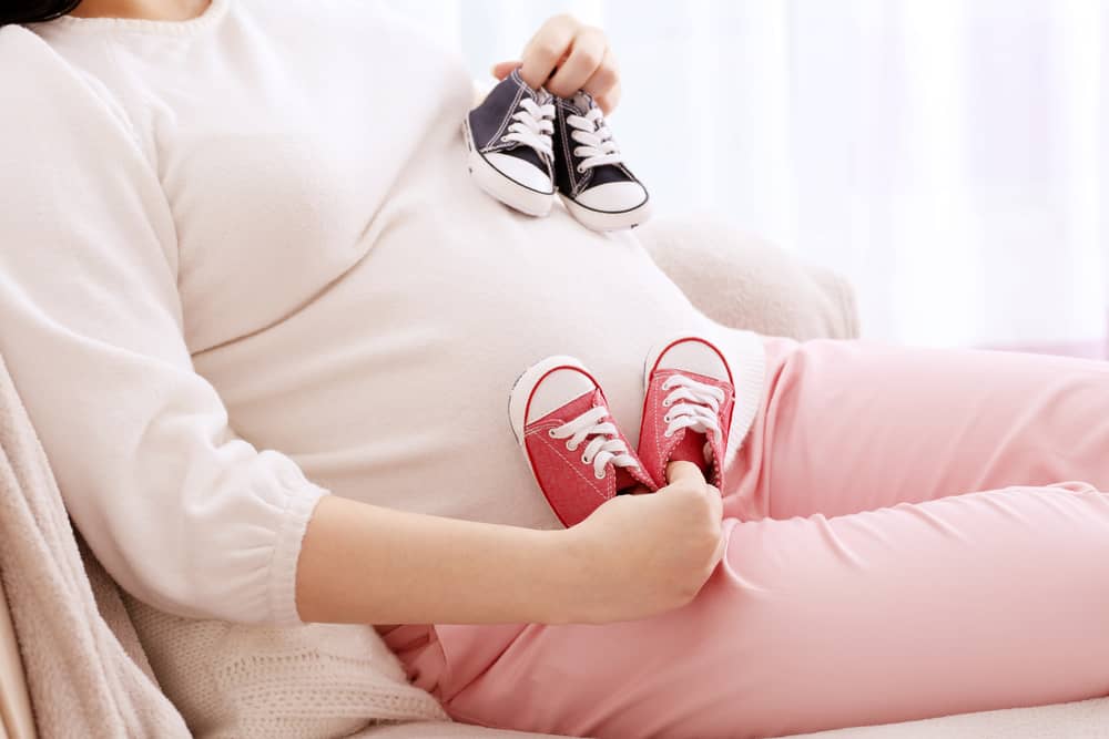 ليست مجرد معدة كبيرة ، فإليك 8 علامات على أنك حامل بتوأم