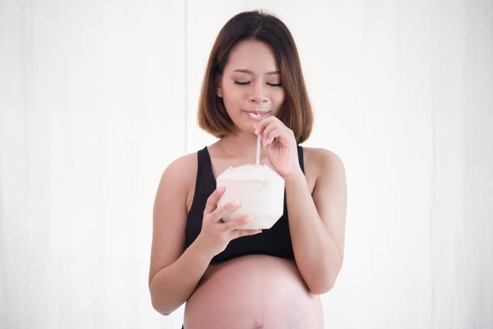 7 benefici dell'acqua di cocco per donne incinte e feto