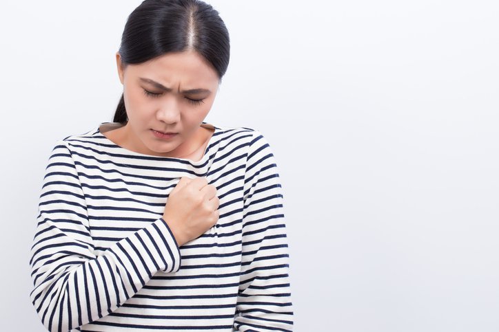 18 Причини за болка в лявата част на гърдите, които трябва да се наблюдават