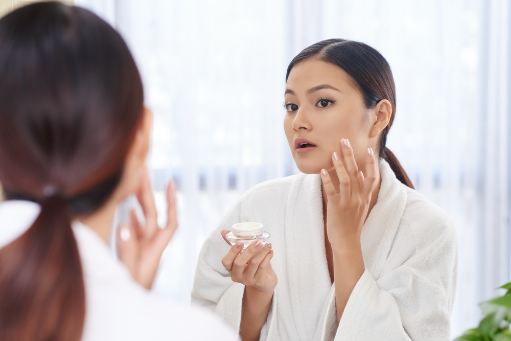 5 semplici passaggi per prendersi cura della pelle del viso per mantenersi in salute (per tutti i tipi di pelle!)