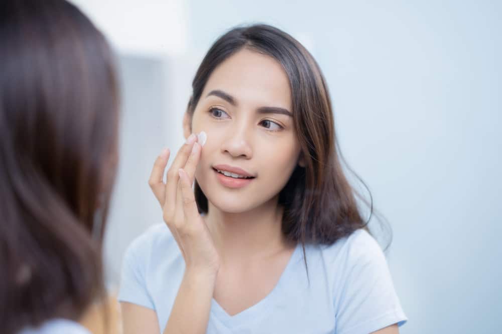 ナイアシンアミドの4つの重要な利点と顔の皮膚に対するその副作用