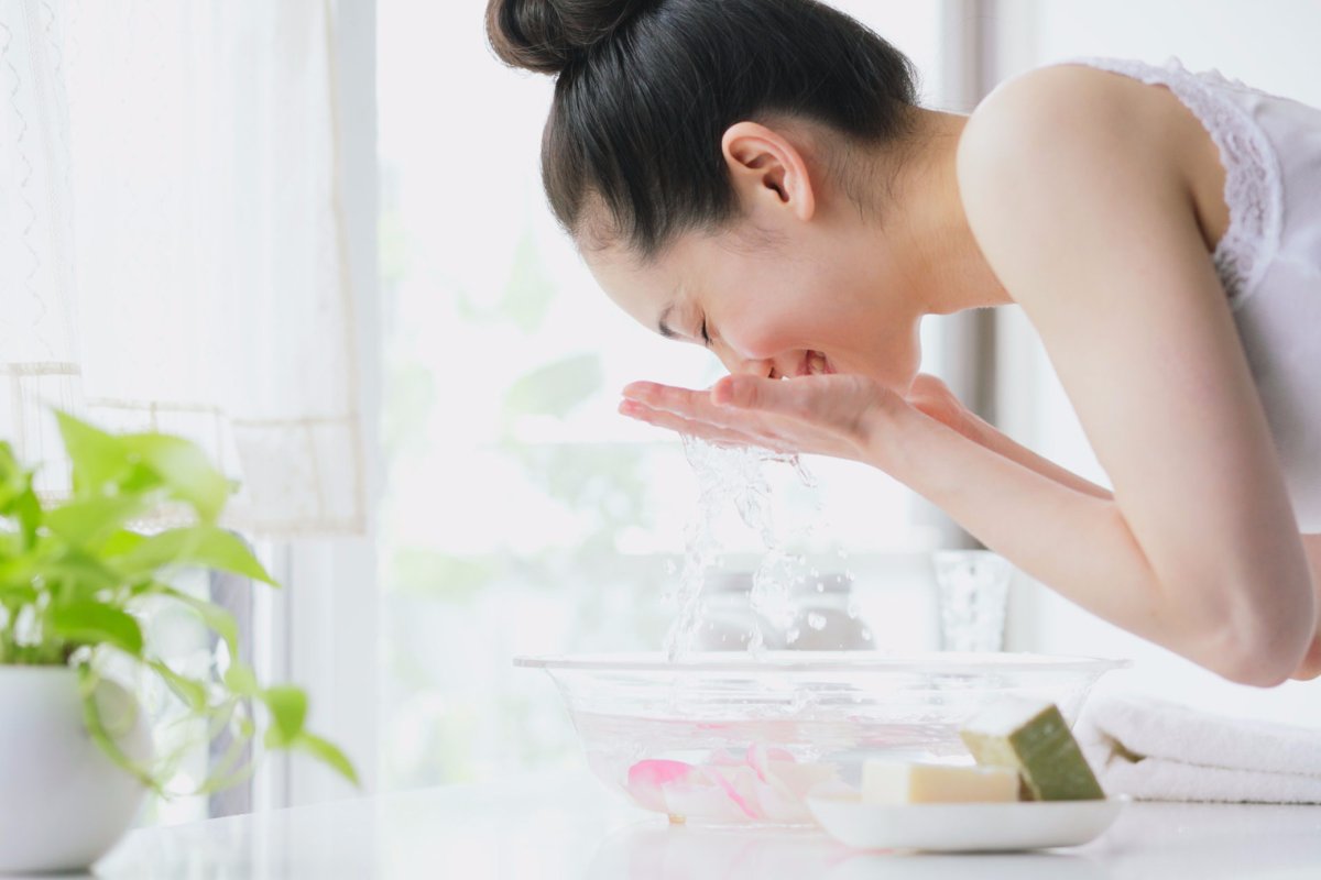 Air Sejuk vs Air Hangat: Mana yang Lebih Baik untuk Mencuci Muka?