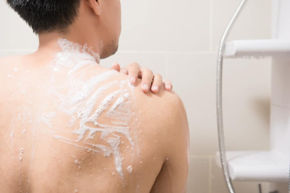 Si scopre che fare il bagno con sapone antisettico può danneggiare la pelle