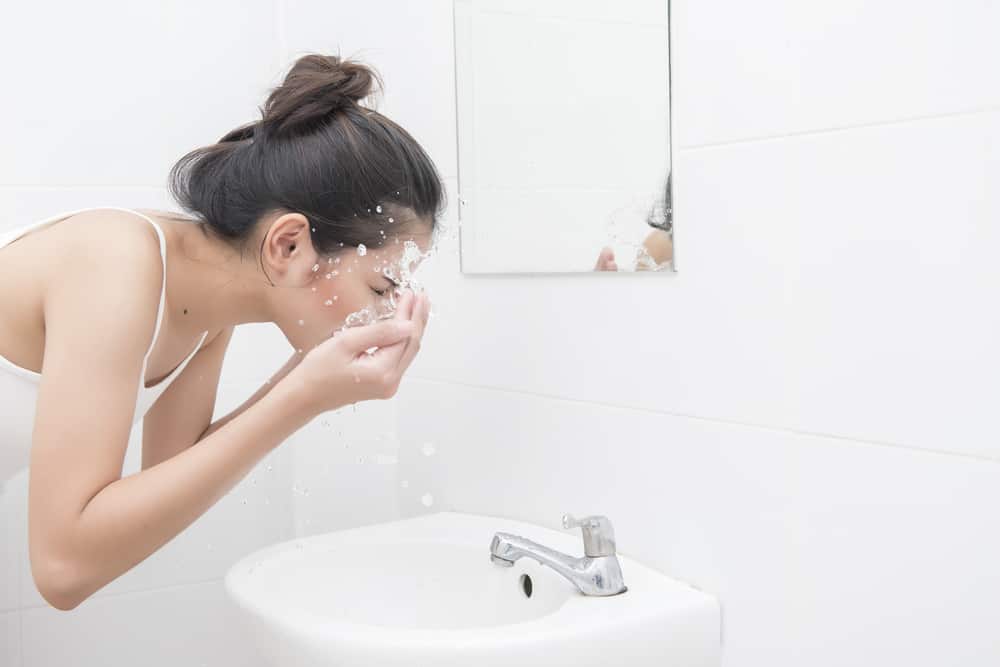غسل وجهك باستخدام صودا الخبز ، هل هو آمن؟