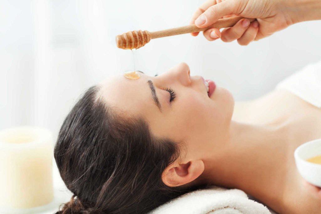 Benefici del miele per l'acne e consigli per usarlo