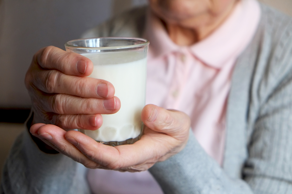 4 فوائد صحية لشرب الحليب لكبار السن