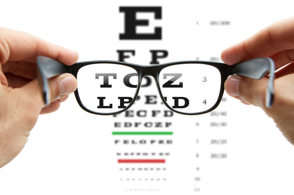 3 Cara Mudah Membersihkan Kaca Mata Anda