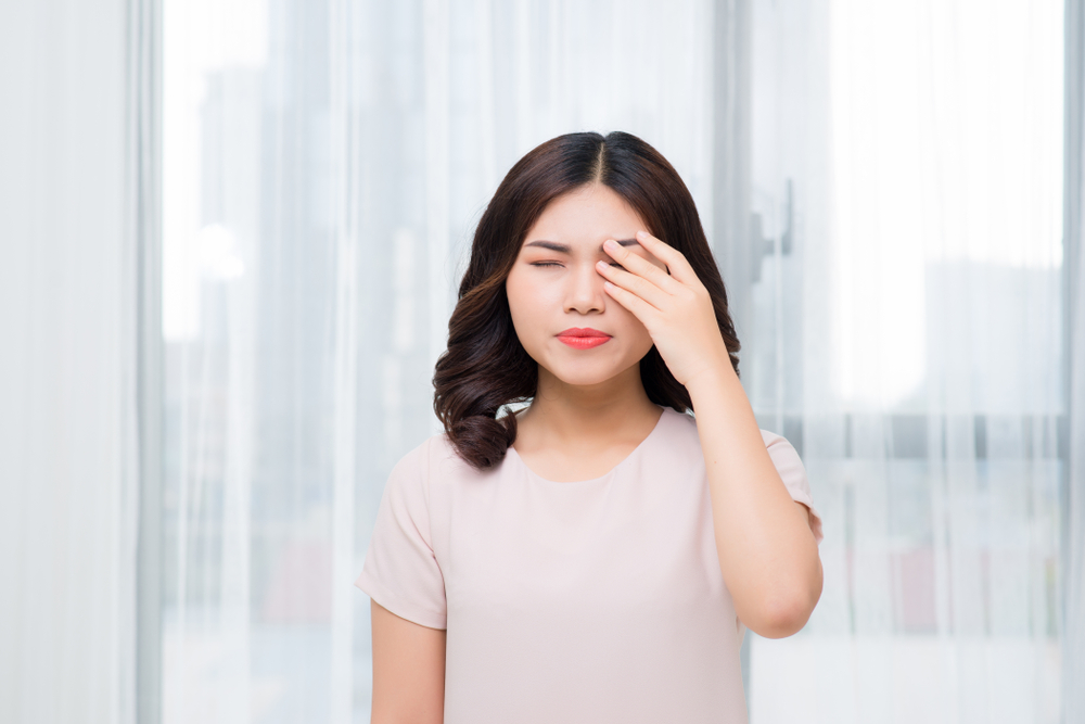 6 طرق للتغلب على العيون المؤلمة والشعور بالحرارة بناءً على السبب