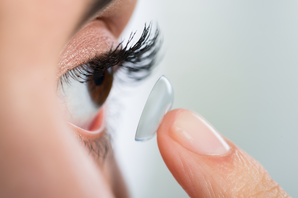أعراض وأسباب تهيج العيون نتيجة استخدام العدسات اللاصقة
