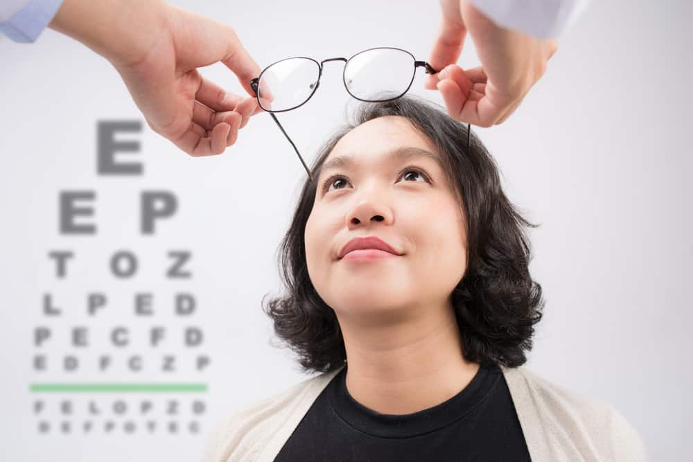كيف تتغلب على العيون الناقصة ، من النظارات إلى العادات الصحية