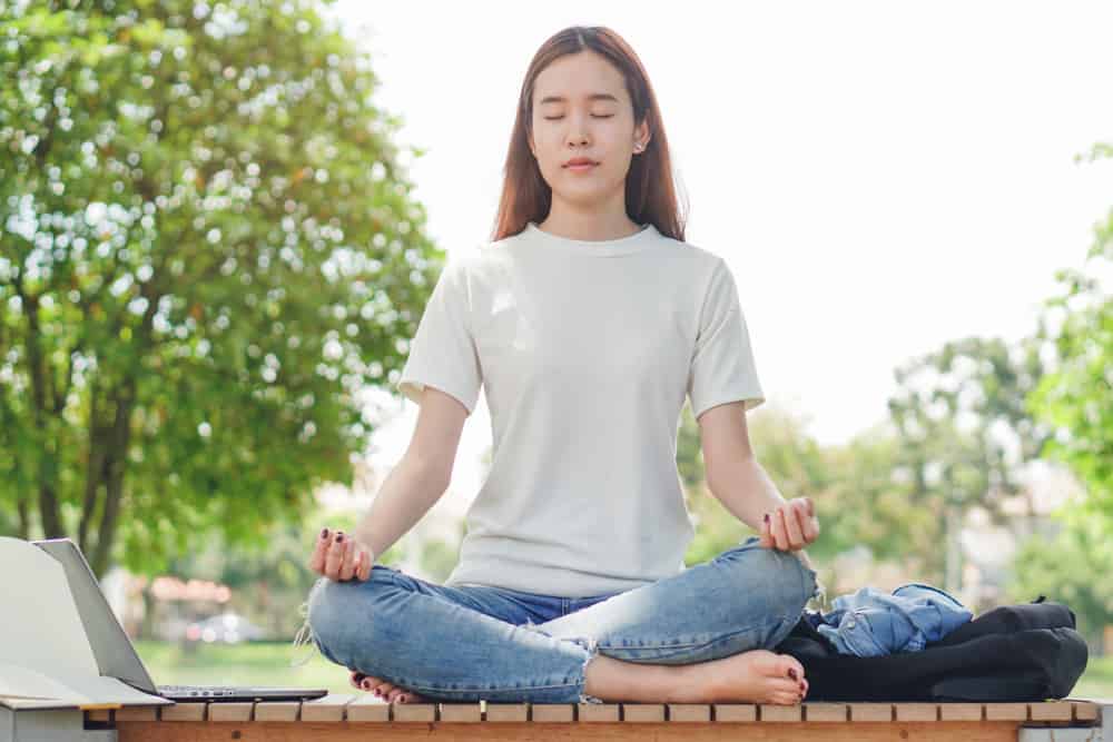 Не отнема много време, просто се опитайте да медитирате 5 минути, за да се отървете от стреса