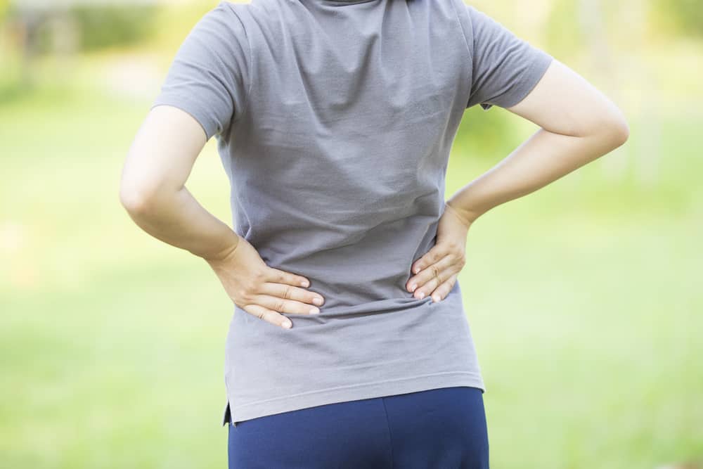 Разберете симптомите, причините и лечението на болки в гърба