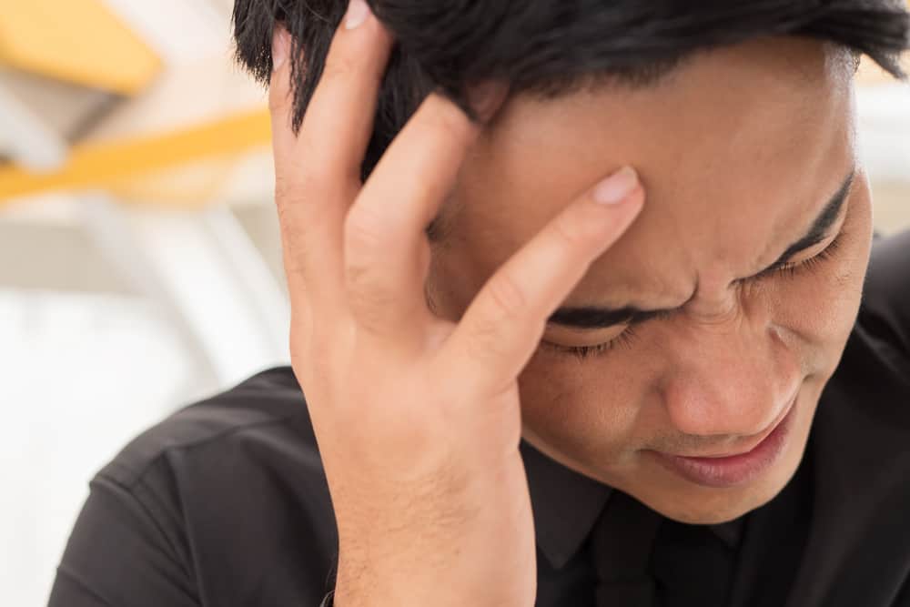 Apa yang menyebabkan sakit kepala di bahagian belakang mata?