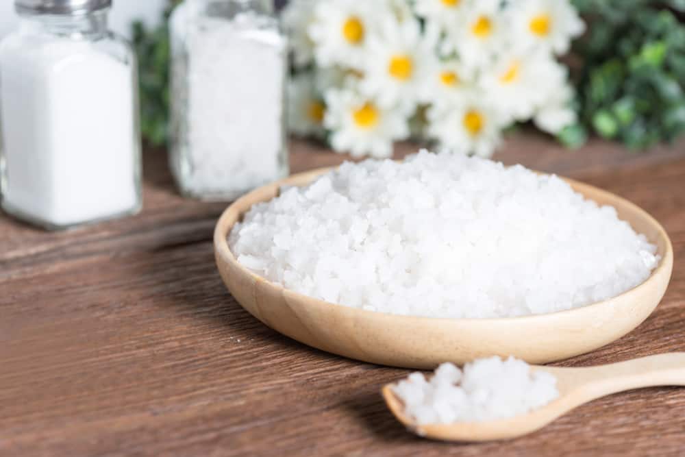 便秘を和らげるために英国の塩を使用する方法