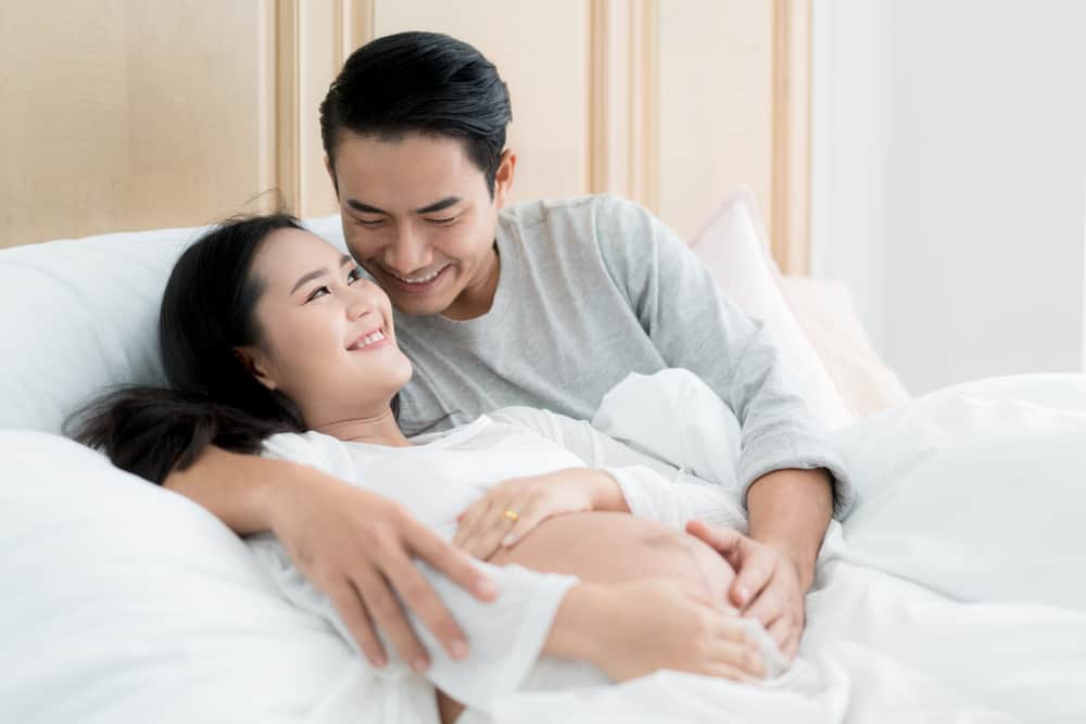 4 Posisi Seks Semasa Kehamilan yang Selamat, Selesa, dan Menarik