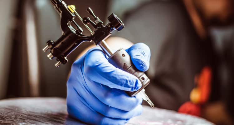 Безопасно ли е да се направи татуировка на гениталиите?