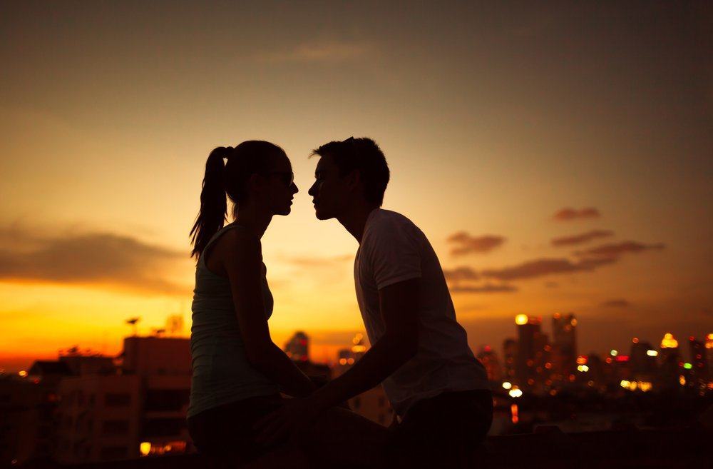 Mengapa anda atau pasangan sering menutup mata ketika mencium?