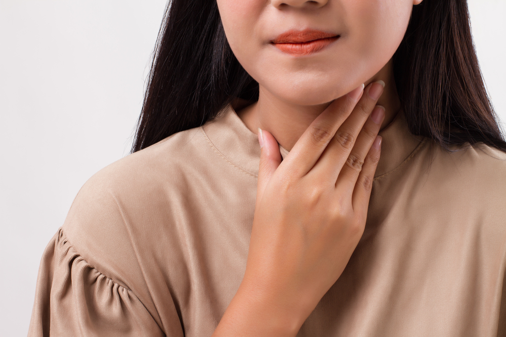 ウイルスおよび細菌感染による喉の痛みの症状を認識する