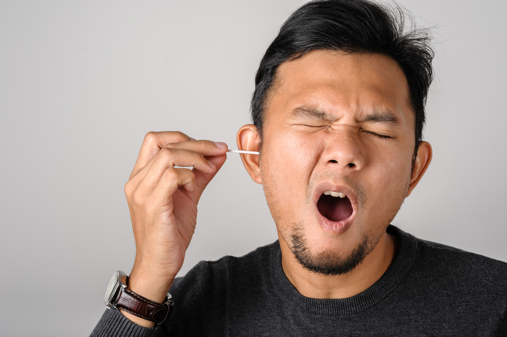 لا يمكنك أن تكون مهملاً ، فإليك كيفية تنظيف أذنيك بشكل صحيح وآمن