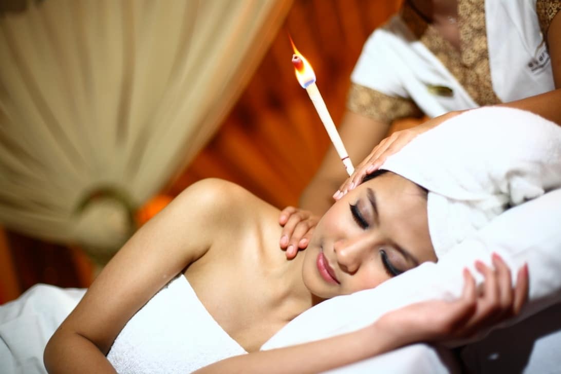 هل علاج شمعة الأذن آمن لتنظيف شمع الأذن؟