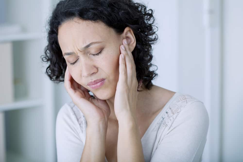 耳の後ろの頭痛の4つの一般的な原因とそれらを克服する方法