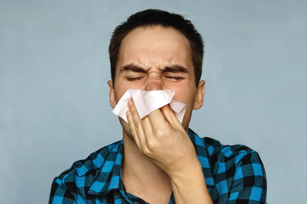 鼻水がどこから来るのか、そして危険な鼻水が特徴を理解する