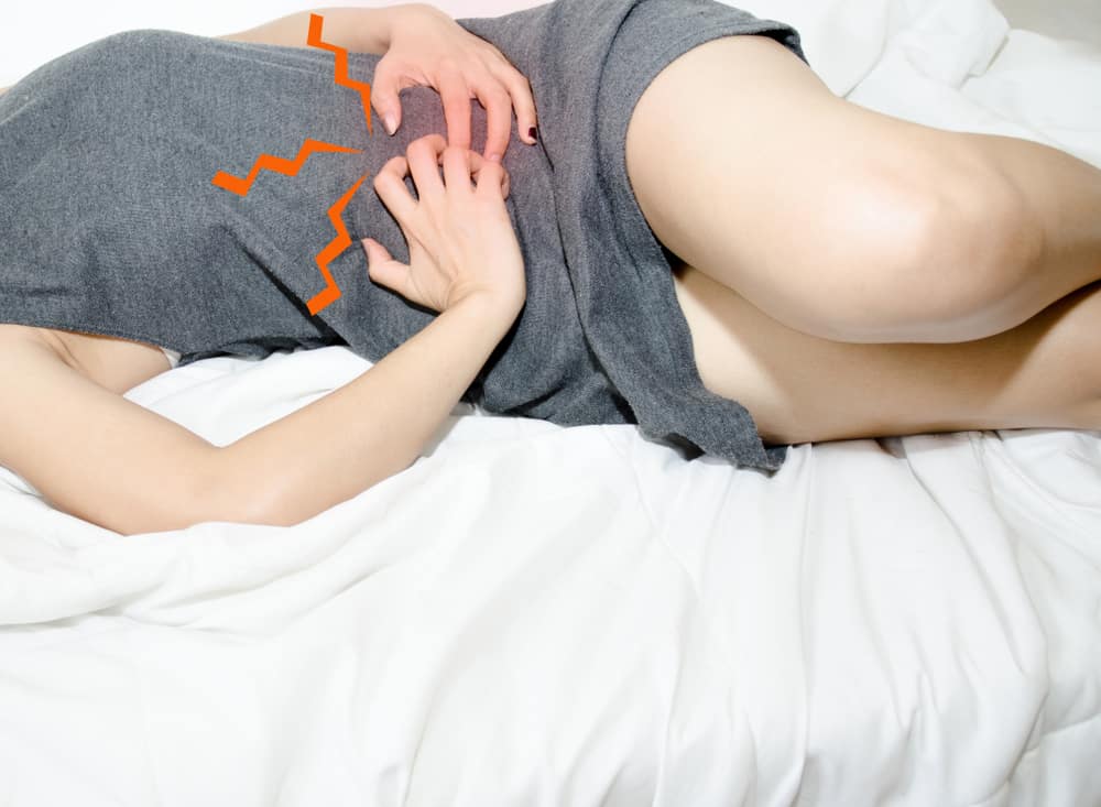 مشاكل النوم أثناء الحيض؟ هذا هو أفضل وضع لتقليل آلام الدورة الشهرية