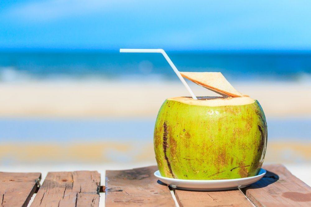 Oltre a sostituire i liquidi corporei, questi sono altri 7 benefici dell'acqua di cocco