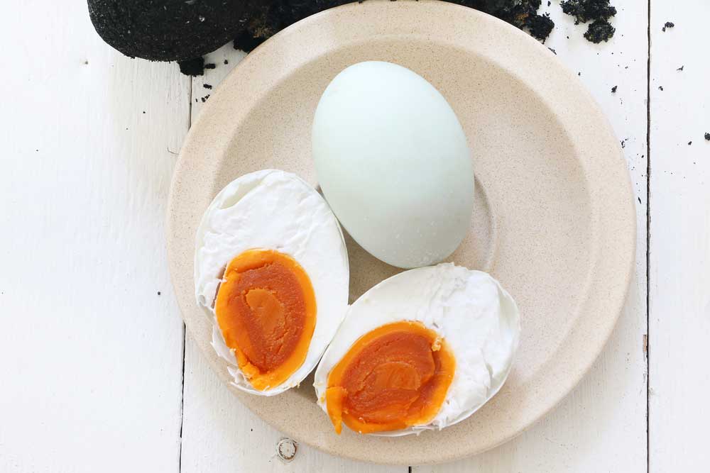 Berhati-hati! Manfaat telur asin akan sia-sia dan bahaya jika anda makan terlalu banyak