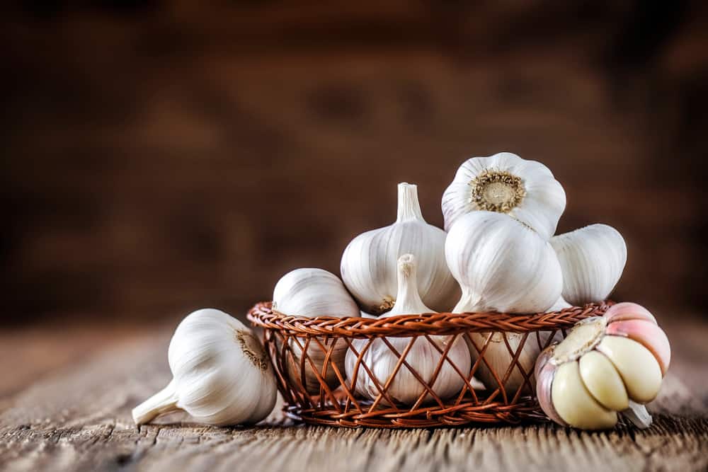 10 sorprendenti benefici del consumo di aglio crudo