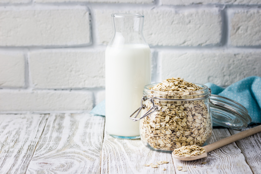 Daha Az Sağlıklı Olmayan Buğday Sütü olarak da bilinen Yulaf Sütünün Beslenmesini öğrenin