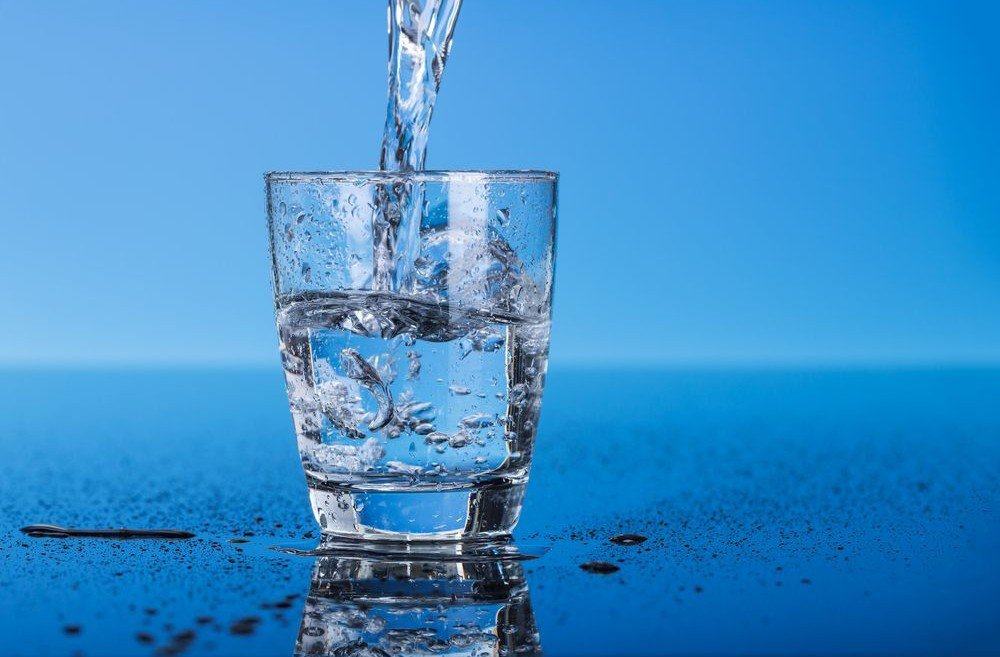 هل مياه Kangen أكثر صحة حقًا من المياه المعدنية العادية؟