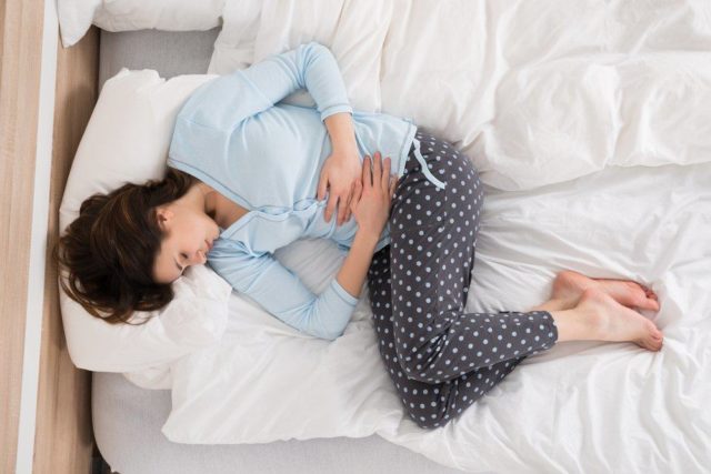 10 วิธีในการนอนหลับโดยไม่มีความผิดปกติของกรดในกระเพาะอาหาร