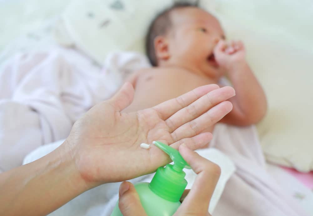 5 unguenti efficaci per curare l'eruzione da pannolino del bambino