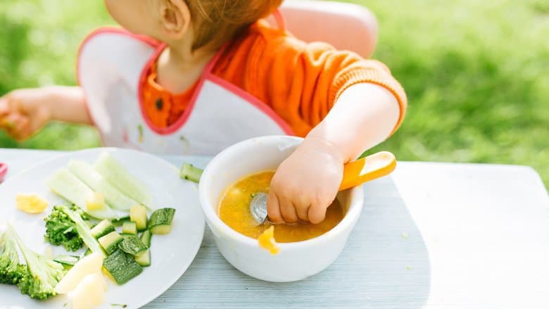 Entrando nell'età di 1 anno, questi sono i tipi e le porzioni di cibo di cui i bambini hanno bisogno