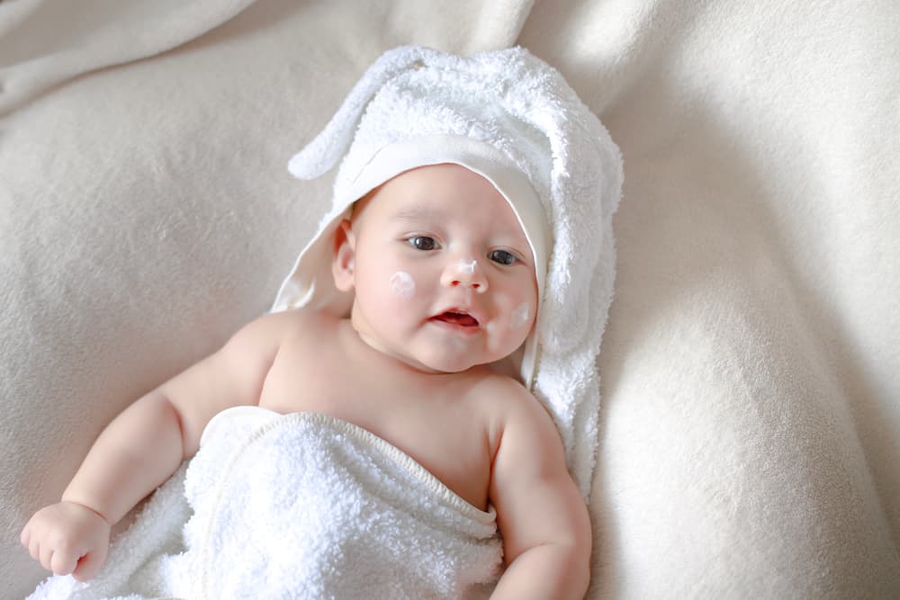 赤ちゃんの肌に白い斑点を引き起こす4つの状態