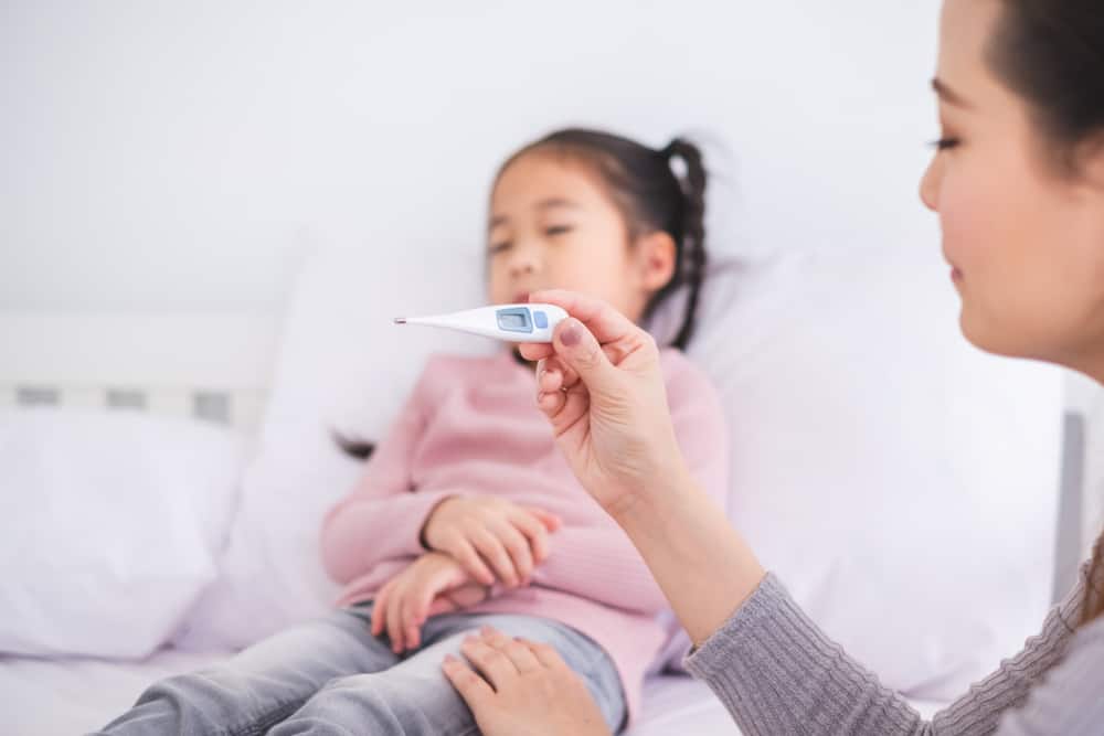 5 modi naturali per superare la febbre nei bambini in modo che il calore si abbassi velocemente