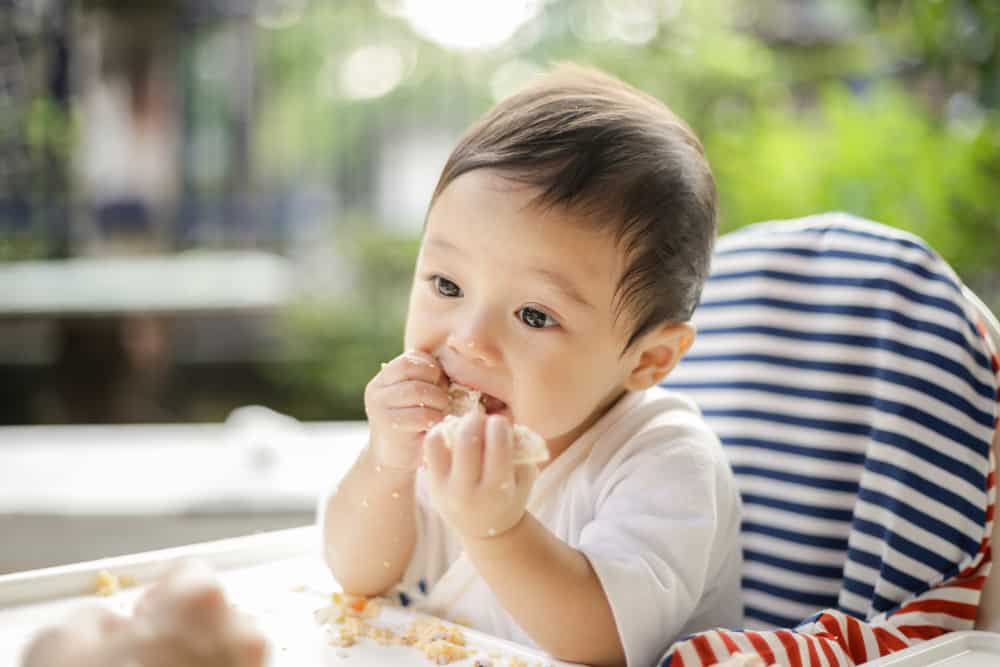 Melangkah ke bulan ke-8, inilah cara memilih makanan pejal yang terbaik untuk bayi