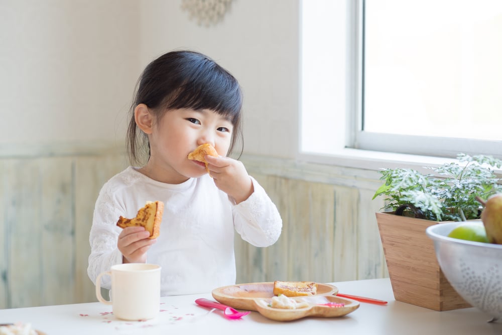 Scelta di snack salutari per bambini e varie creazioni di ricette interessanti