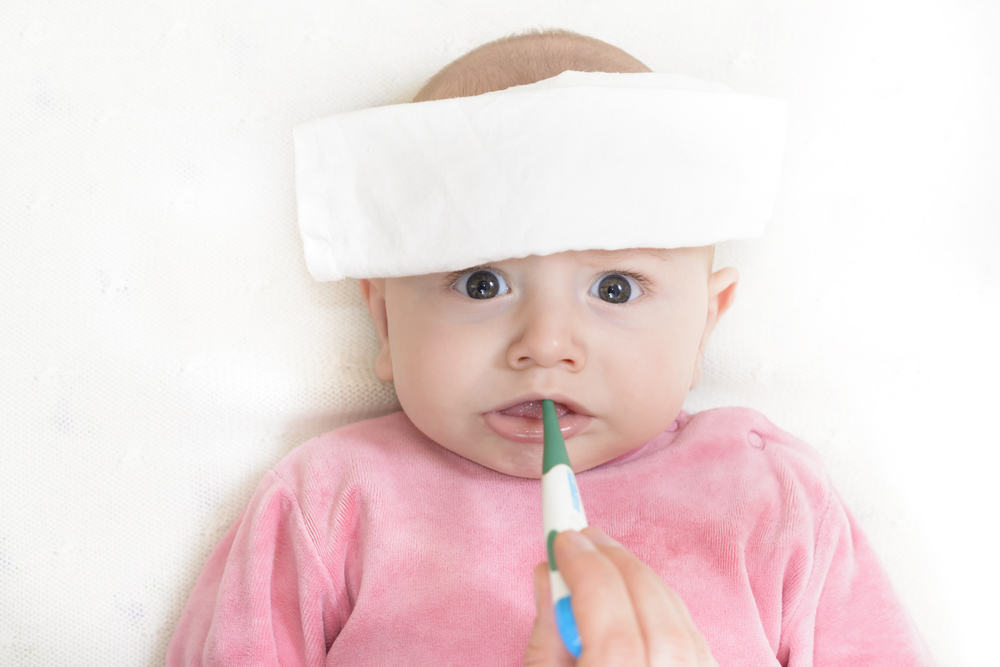 Причини за повишаване на температурата при бебета (и как да се преодолее)